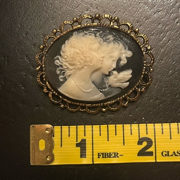 Vintage Cameo Brooch with Gold Tone Trim - Picture 5 of 5